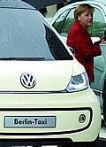 Bundeskanzlerin Dr. Angela Merkel an der Volkswagen Studie Berlin Taxi